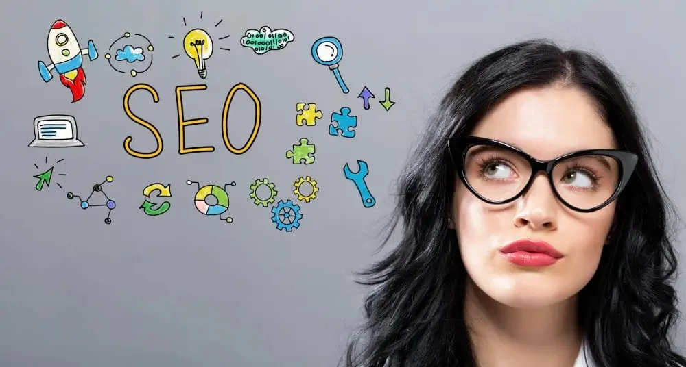 Titelbild des Blogbeitrags zum Thema SEO fürOnline-SHops_eine Frau blickt angestrengt nach oben in Richung vieler Schriftzeichen zum Thema SEO