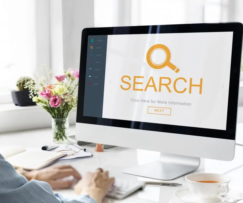 KI-Suche für Online-Shops - Beitragsbild - Frau am Laptop tippt Suchanfrage ein