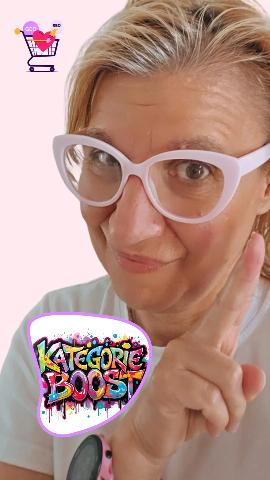 Kategroietexte mit KI erstellen_Bild von Tanja, die mit ihrem Zeigefinger nach oben zeigt